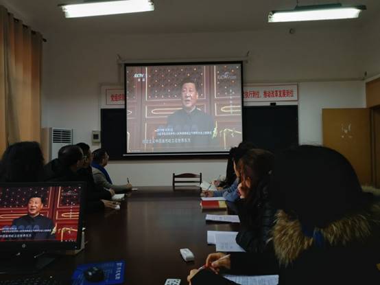 说明: I:\saving\2020年11月至2021年2月\关于组织学习\关于组织观看《为了和平》20201221\999策略手机论坛版组织全体教职工观看纪录片《为了和平》\999策略手机论坛版教工第一党支部《为了和平》观看学习开展情况\教工第一党支部组织观看照片集\支部集体观看 1.jpg